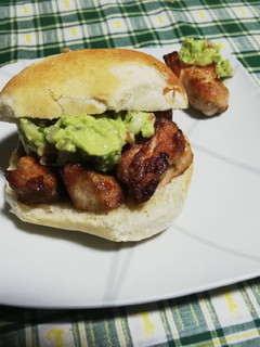 Una foto de Pan francés con palta y cerdo