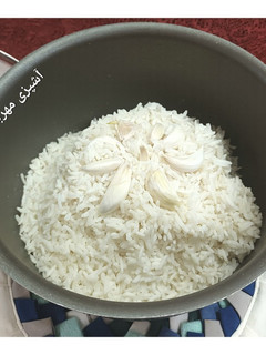 عکسی از دستور دم کردن برنج با سیر