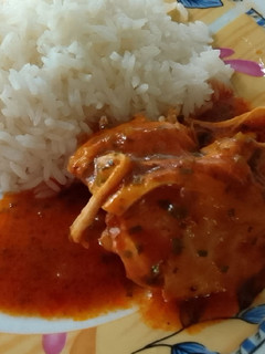 Una foto de Pollo en salsa de tomate /guiso (a mi manera)