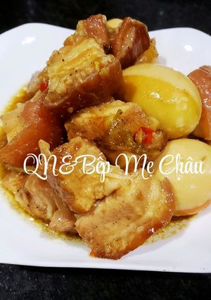 Hình của món Thịt trứng kho sốt tiêu đen.
