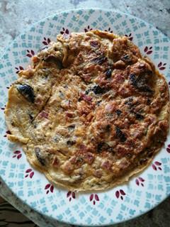 Una foto de Tortilla de champiñones y jamón
