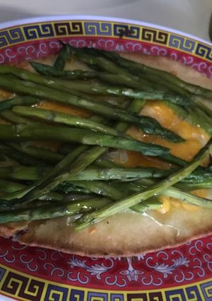 Una foto de Naan con Espárragos