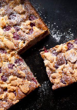 Meggyes-mákos pite krembl tésztával recept fotója