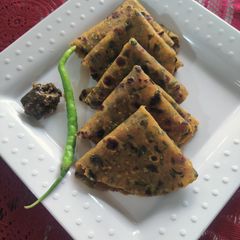 A picture of Bajra quinoa Methi thepla.