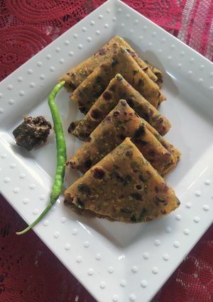 A picture of Bajra quinoa Methi thepla.