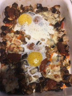 Una foto de Verduras gratinadas, cocina de aprovechamiento.🍆🍅🥚🧀🧅