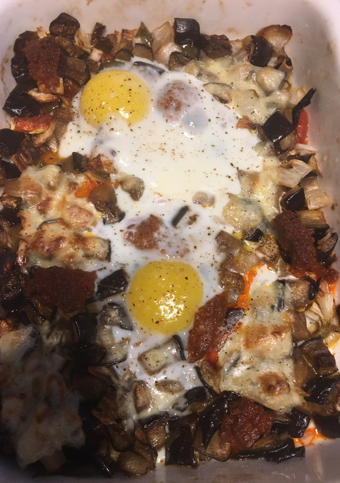Una foto de Verduras gratinadas, cocina de aprovechamiento.🍆🍅🥚🧀🧅
