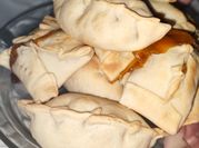 Una foto de pastelitos al horno