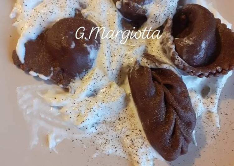 Culurgiones e tortelloni con sfoglia al cacao e burrata, farciti