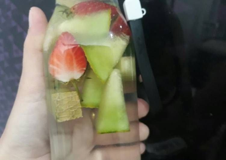 Cara termudah untuk Musim Gugur Untuk Mencoba Di RumahInfused water Melon Strawberry
