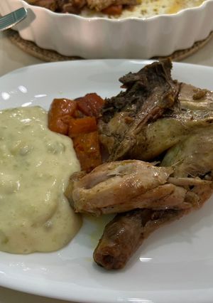 Una foto de Pollo a la cacerola con verduras y puré de papas y arveja