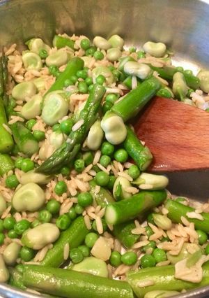 A picture of Garlicky Broad Beans, Asparagus & Rice.