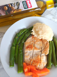Una foto de Filete de pollo a la plancha con puré y ensalada de verduras