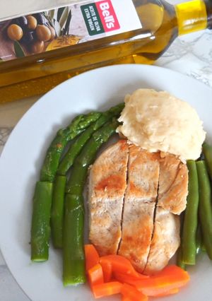 Una foto de Filete de pollo a la plancha con puré y ensalada de verduras