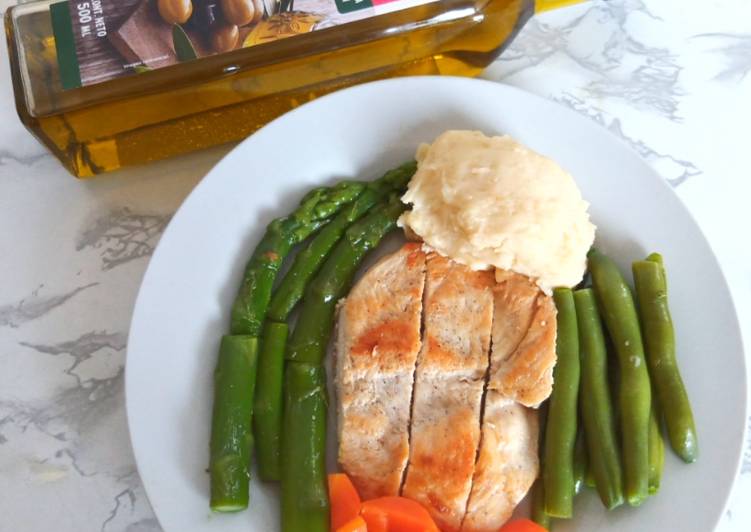 Filete de pollo a la plancha con puré y ensalada de verduras