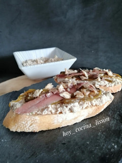 Una foto de Tosta con Rillette de caballa en aceite
