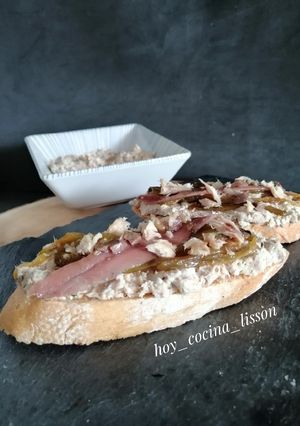 Una foto de Tosta con Rillette de caballa en aceite