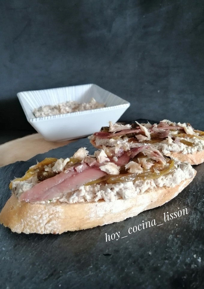 Una foto de Tosta con Rillette de caballa en aceite