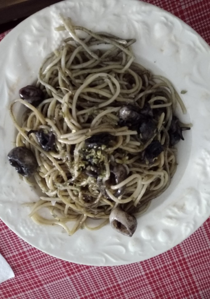 Una foto de Spaghetti picante com calamar en su tinta