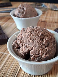 Una foto de Helado de Nocilla con trocitos de chocolate