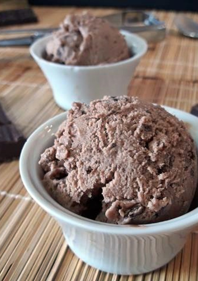 Una foto de Helado de Nocilla con trocitos de chocolate