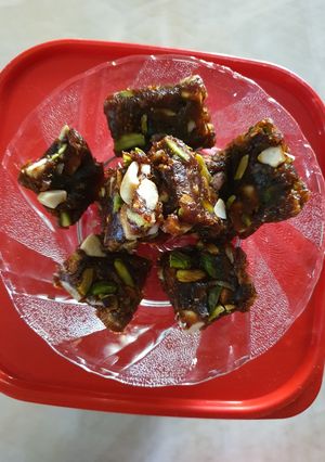 ખજૂર ડ્રાયફ્રુટ ચીકી (Dates Dryfruit Chikki Recipe In Gujarati) રેસીપી મુખ્ય ફોટો