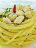 Spaghetti di semola di grano duro, con pesce persico al profumo di finocchietto selvatico e acciuga