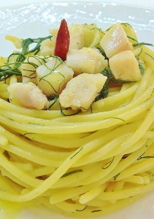 Foto di Spaghetti di semola di grano duro, con pesce persico al profumo di finocchietto selvatico e acciuga
