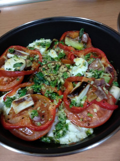 Una foto de Tomates asados con pesto de albahaca