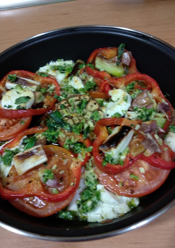 Una foto de Tomates asados con pesto de albahaca