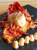 Vieira, sofrito, jamón crujiente y mayonesa de coral
