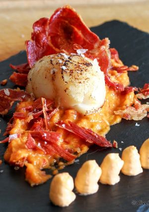Foto principal de Vieira, sofrito, jamón crujiente y mayonesa de coral
