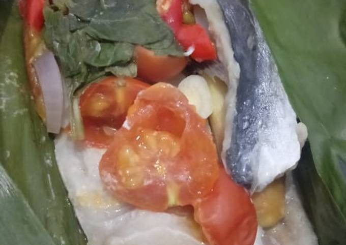 Langkah Mudah untuk Menyiapkan Pepes fillet tengiri bumbu iris Anti Gagal