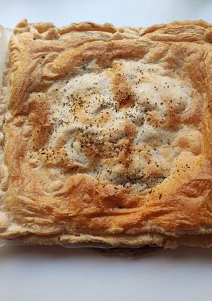 Una foto de Empanada de jamón York, bacon, queso y dátiles