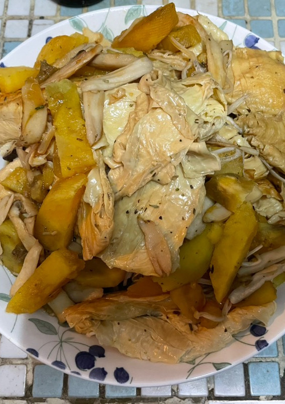 地瓜炒豆包加菇菇（純素） 的食譜成品照片