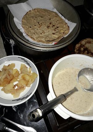 Una foto de Panqueques de harina integral y avena. Relleno de pera y manzana