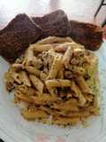 Penne rigatti en salsa Alfredo con trozos de lomo de cerdo