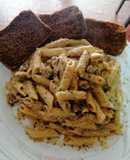 Penne rigatti en salsa Alfredo con trozos de lomo de cerdo
