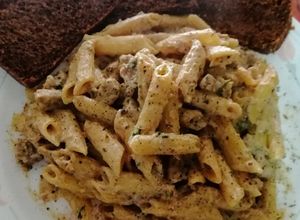 Una foto de Penne rigatti en salsa Alfredo con trozos de lomo de cerdo