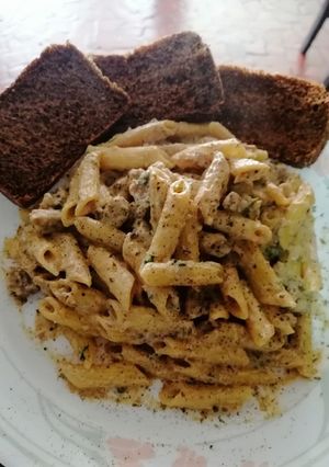 Una foto de Penne rigatti en salsa Alfredo con trozos de lomo de cerdo