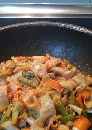 Foto principal de Wok de surimi y ajetes tiernos salteados
