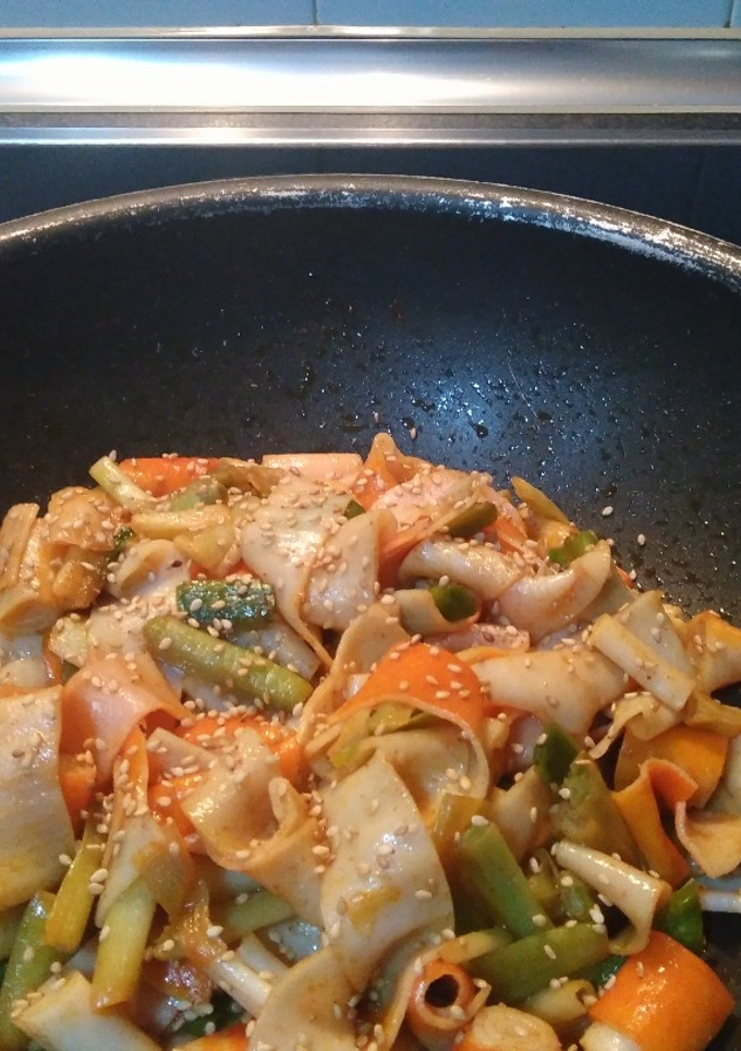 Una foto de Wok de surimi y ajetes tiernos salteados