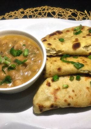 A picture of Flat bread with chickpeas porridge.