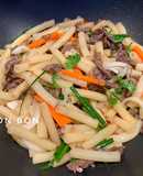 Nui Xào Bò - Ướp Bò Mềm và Sốt Xào