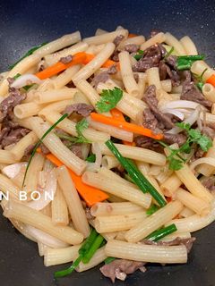 Hình của món Nui Xào Bò - Ướp Bò Mềm và Sốt Xào.