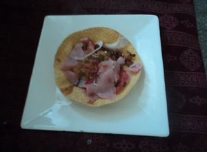 Una foto de Tostas de jamón con chilito de molcajete