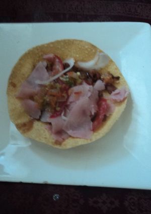 Una foto de Tostas de jamón con chilito de molcajete
