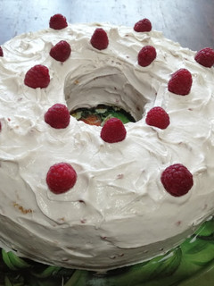 Una foto de Torta de frambuesa, crema y dulce de leche