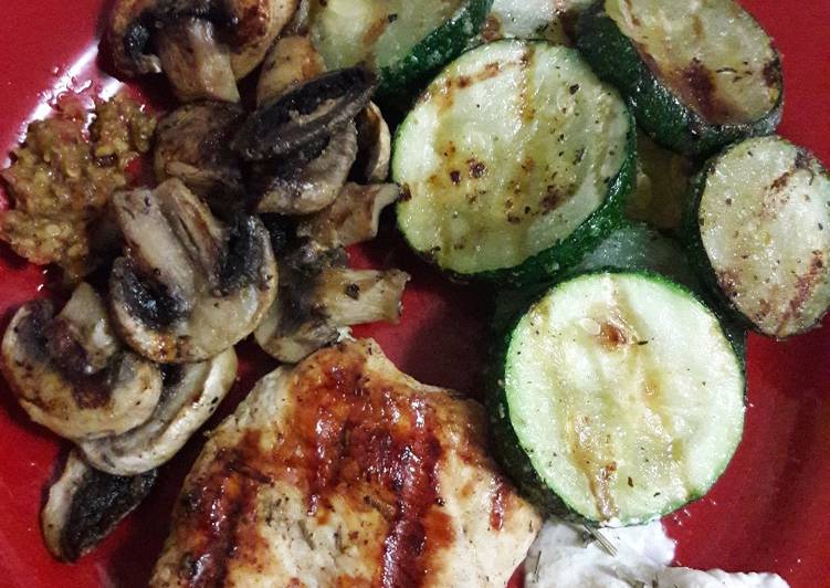 Langkah Mudah untuk Menyiapkan Chicken, Zucchini and Mushroom Grilled yang Bisa Manjain Lidah