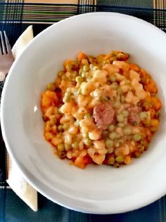 Kolbászos, nokedlis zöldborsó recept fotója